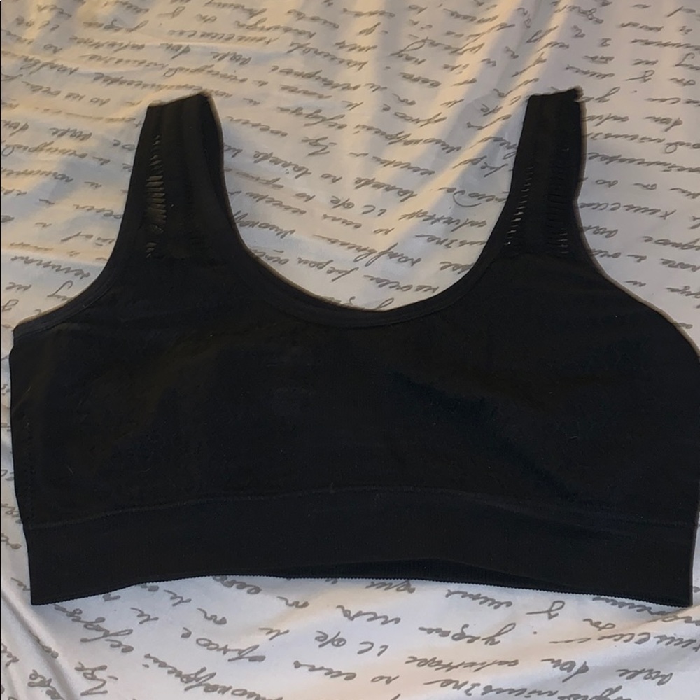 super cute black sports bra